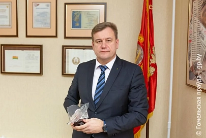 Директор Гомельского химзавода Дмитрий Черняков получил награду от «Гомельскай праўды»